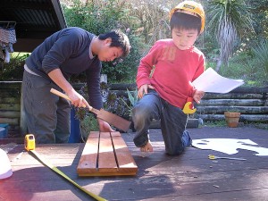 おもちゃの大工道具を持って参加中