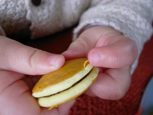 どら焼きの特にこのささくれ部分が気に入っている様子