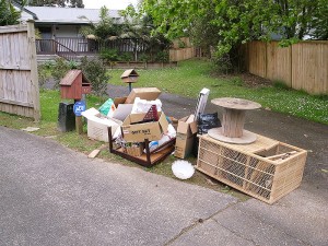 今回の我が家のゴミ。家の前の道路際に出しておきます。