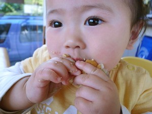 お芋とリンゴの特性ケーキを手づかみで。