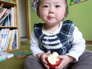 自分で収穫（発見）したリンゴを食べることが出来て満足げ