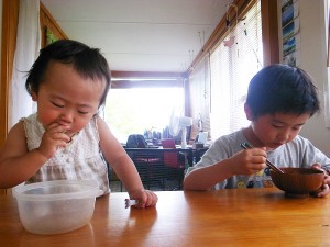 無心にオクラを食べる二人