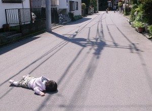 たぶん道路があたたかくて気持ちいいんだろうけど...